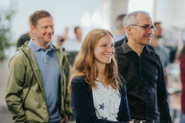 Mehrere Personen sind zu sehen. Alle schauen lachend in eine Richtung.