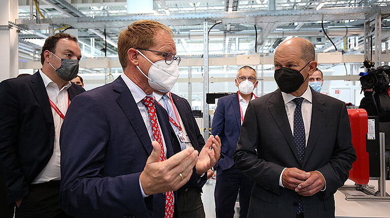SMA welcomes Vice-Chancellor Olaf Scholz to the 40th anniversary celebrations and inaugurates “Energy Transition Square”